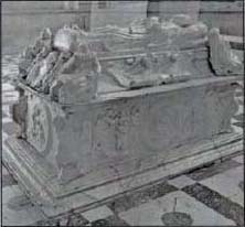 En muchas catedralesaún perduran sarcófagos como este